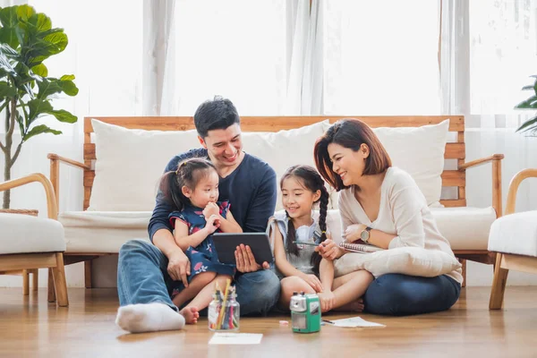 Famiglia Asiatica Felice Con Tablet Laptop Giocare Guardare Film Rilassarsi — Foto Stock