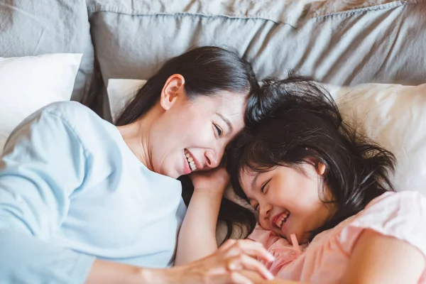 Aziatische Moeder Zoenen Dochter Slaapkamer Met Liefde Warm Familie Concept — Stockfoto