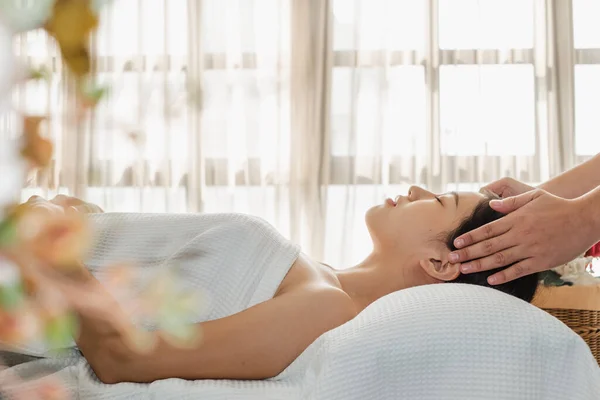 Jong Aziatisch Schoonheid Vrouw Genieten Massage Spa — Stockfoto