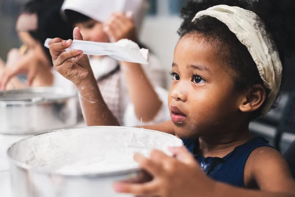 Groep Diversiteit Kinderen Meisje Het Maken Van Taart Bakkerij Keuken — Stockfoto