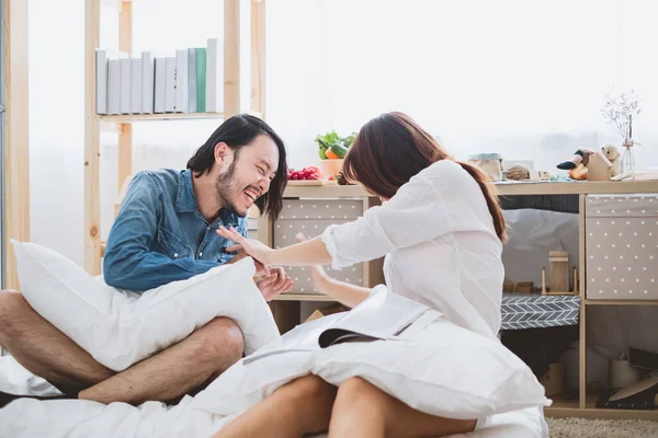 아시아인 연인들은 간지럼을 침실에서 웃음을 발렌타인데이에 아시아 커플들의 방식을 지켜보고 — 스톡 사진