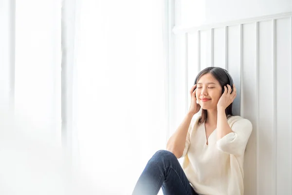 Ung Vakker Asiatisk Kvinne Lytter Til Sangmusikk Hjemme Glad Livsstil – stockfoto