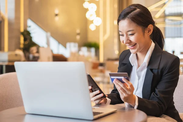 Asiatisk Affärskvinna Som Använder Kreditkort Och Mobiltelefon För Att Betala — Stockfoto