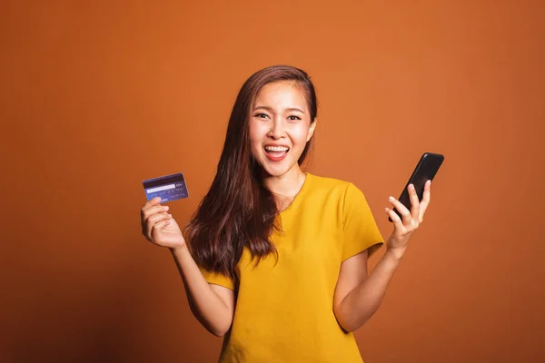 Ung Asiatisk Kvinna Som Använder Kreditkort Och Smarttelefon För Online — Stockfoto