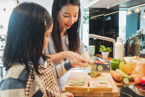 Aziatische Moeder Haar Dochter Kind Koken Voedsel Voor Ontbijt Keuken — Stockfoto