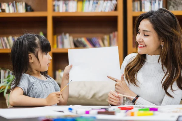 Aziatisch Meisje Kind Moeder Doen Tekening Met Vele Kleuren Potloden — Stockfoto