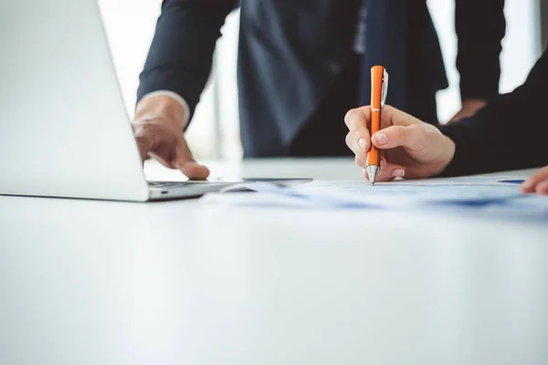 Mão Empresários Escrevendo Contrato Livro Caderno Assinando Uma Assinatura Para — Fotografia de Stock