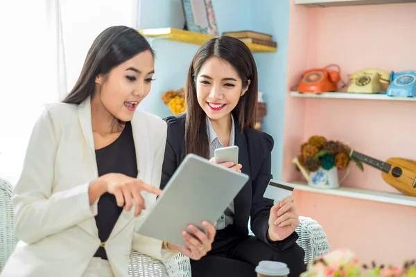 Zwei Junge Asiatische Geschäftsfrauen Anzug Benutzen Tablet Smartphone Und Kreditkarte — Stockfoto