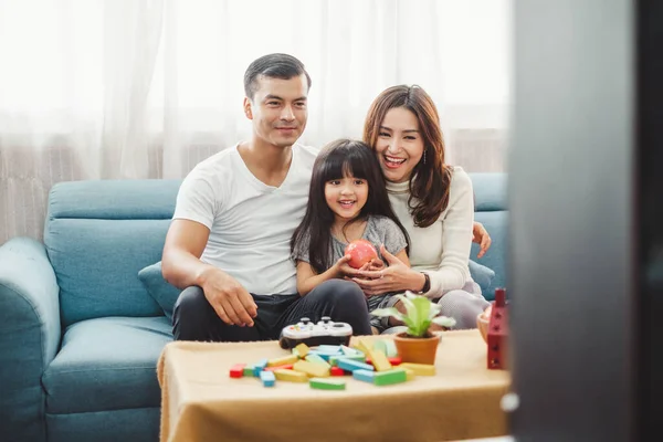 Feliz Estilo Vida Familiar Asiática Disfrutar Jugando Viendo Televisión Casa —  Fotos de Stock