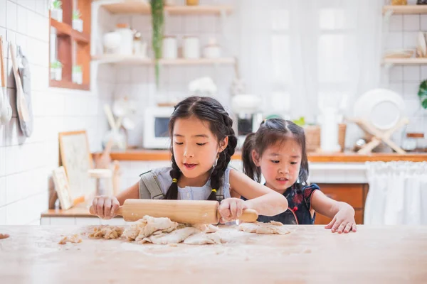 Twee Leuke Meisjes Maken Van Taart Koken Keuken Thuis — Stockfoto