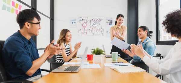 Los Empresarios Asiáticos Aplaudiendo Aplaudiendo Mientras Reúnen Para Éxito Oficina —  Fotos de Stock