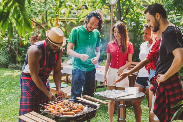 Grup Diversitate Persoane Grătar Grătar Petrecere Domiciliu Gătit Carne Grătar — Fotografie, imagine de stoc