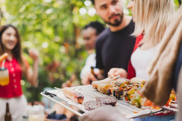 Grup Diversitate Persoane Grătar Grătar Petrecere Domiciliu Gătit Carne Grătar — Fotografie, imagine de stoc