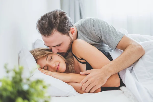 Glada Par Älskare Sängen Krama Och Kyss Romantisk Tid Kärlek — Stockfoto