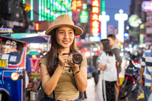 Mujer Asiática Viaje Bangkok Tailandia Chinatown Mercado Callejero Yaowarat —  Fotos de Stock