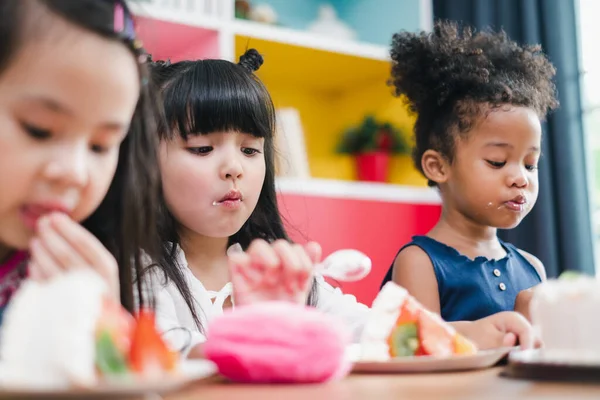 Diversiteit Meisje Kinderen Eten Zoete Taart — Stockfoto
