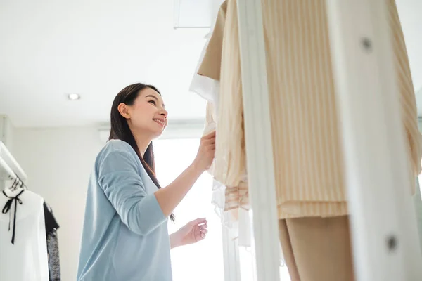 Asiatisk Kvinna Väljer Kläder Garderob Dressing Livsstil Koncept — Stockfoto