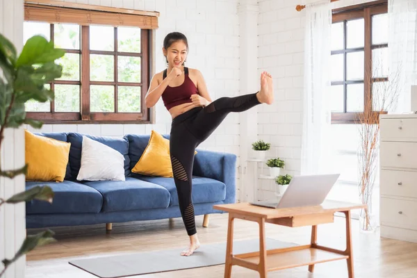 若いアジアの健康な女性が自宅でワークアウト フィット ヨガを行う ホームフィットネスコンセプト — ストック写真