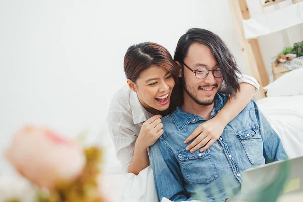 Junge Asiatische Paar Liebhaber Mit Telefon Und Laptop Schlafzimmer Zum — Stockfoto