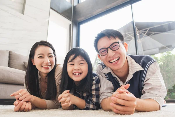 Retrato Feliz Asiático Família Sala Estar — Fotografia de Stock