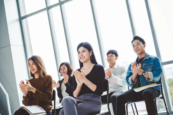 Jóvenes Empresarios Aplaudiendo Durante Reunión Oficina Por Éxito Trabajo Empresarial — Foto de Stock