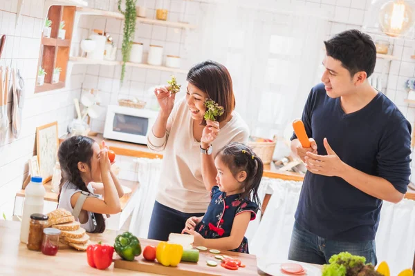 Aziatisch Gezin Genieten Van Spelen Koken Eten Keuken Thuis — Stockfoto