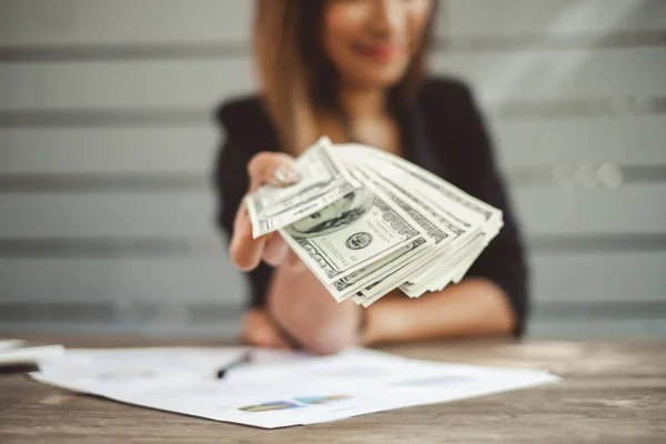 Vrouwelijke Accountant Toont Geld Dollars Bankbiljet Financieel Bedrijfsconcept — Stockfoto