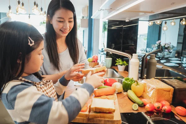 Aziatische Moeder Haar Dochter Kind Koken Voedsel Voor Ontbijt Keuken — Stockfoto