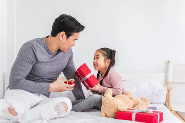 Glad Asiatisk Familj Med Julklappslåda Asiatisk Jul Och Gott Nytt — Stockfoto