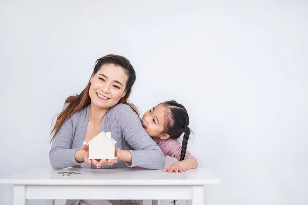 Gelukkig Aziatische Familie Invoegen Munten Boksen Witte Achtergrond Voor Het — Stockfoto