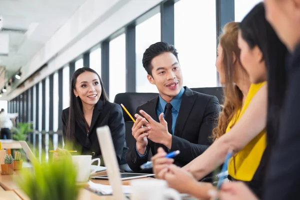 Grupo Empresarios Asiáticos Que Trabajan Reúnen Debaten —  Fotos de Stock