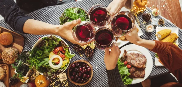 Ungdomsgrupp Firar Julens Thanksgiving Middag Med Klinkande Glas Vin Ovanifrån — Stockfoto