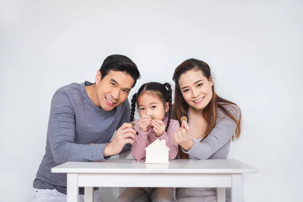 Familia Asiática Feliz Insertando Monedas Para Boxear Sobre Fondo Blanco —  Fotos de Stock