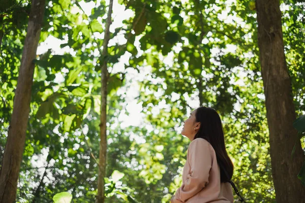 Азиатская Красивая Женщина Расслабиться Зеленом Лесу Природы — стоковое фото