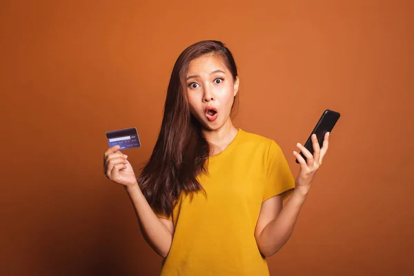 Genç Asyalı Bir Kadın Online Alışveriş Için Kredi Kartı Akıllı — Stok fotoğraf