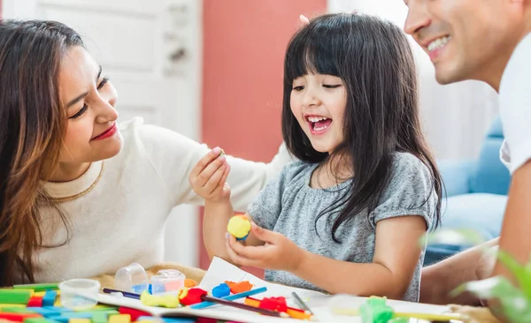 女の子娘遊びブロックおもちゃ以上お父さんとお母さん 幸せな家族の概念 — ストック写真
