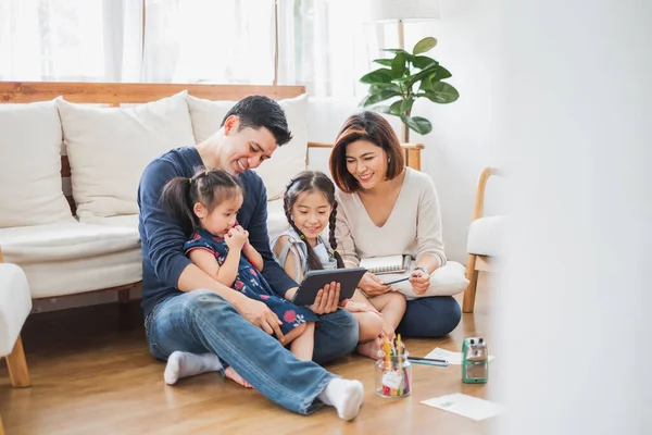 幸せなアジアの家族は タブレット ゲームをプレイするためのラップトップを使用して映画を観る ライフスタイルのコンセプトのために自宅でリラックス — ストック写真