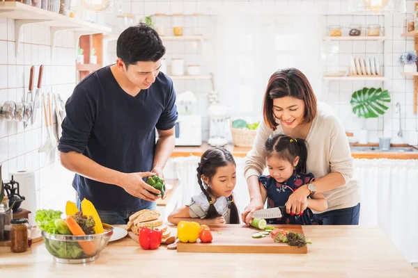 Aziatisch Gezin Genieten Van Spelen Koken Eten Keuken Thuis — Stockfoto