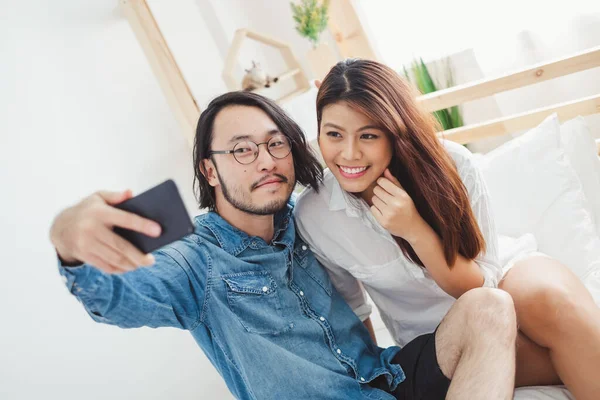 若いアジアのカップルの恋人 寝室で自撮りで写真を撮る アジアのカップルの恋人バレンタインの概念 — ストック写真
