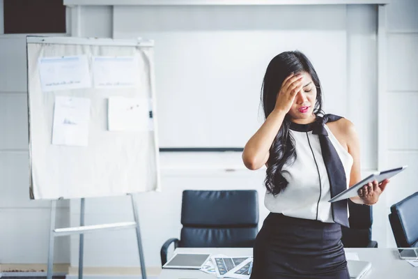 Joven Mujer Negocios Asiática Sintiéndose Herida Fatiga Dolor Cabeza Estresada — Foto de Stock