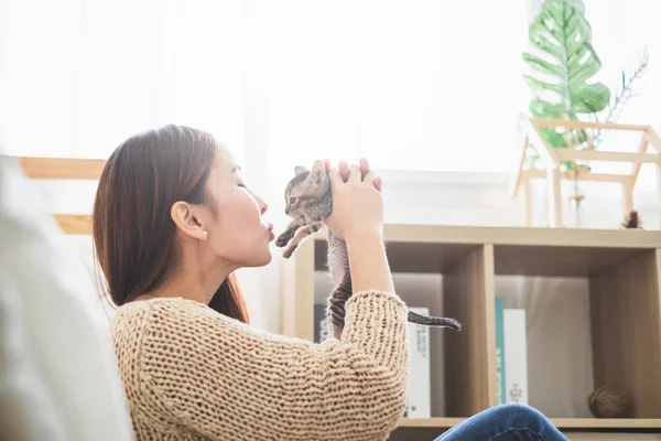 Joven Mujer Asiática Sosteniendo Jugando Con Lindo Gatito Gato Con — Foto de Stock