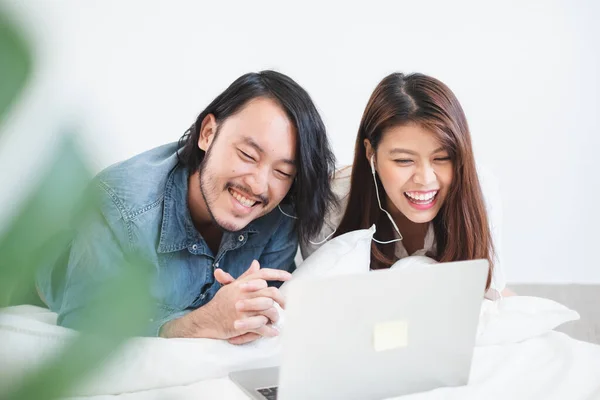 Asiática Amante Viendo Película Juntos Blanco Cama Relajarse Disfrutar Feliz —  Fotos de Stock