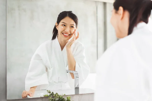 Aynanın Cilt Bakımının Kozmeti Nin Yüzünü Temizleyen Asyalı Kadın — Stok fotoğraf