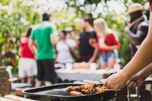 Groep Diversiteitsmensen Die Thuis Barbecuefeest Houden Gegrild Vlees Rundvlees Koken — Stockfoto