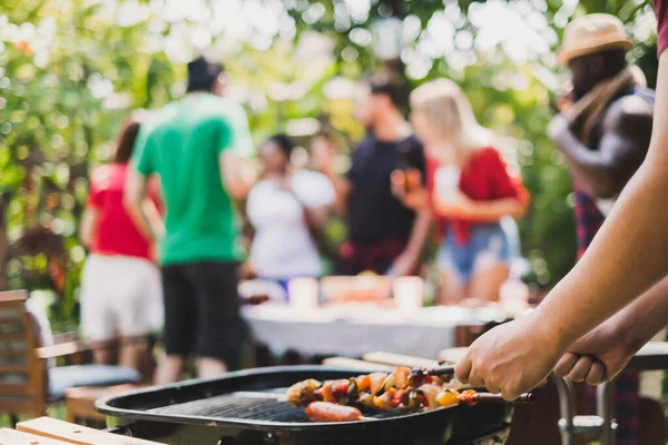 Csoport Sokszínűség Emberek Miután Barbecue Grill Party Otthon Főzés Grillezett — Stock Fotó