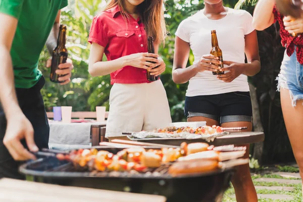 Gruppe Mangfoldighed Mennesker Der Har Grill Grill Fest Derhjemme Madlavning - Stock-foto