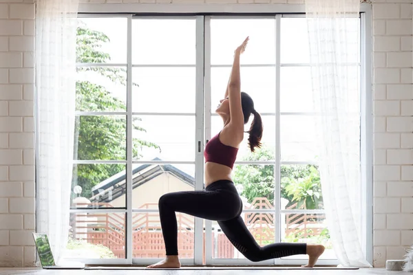 Joven Asiática Saludable Mujer Entrenamiento Casa Ejercicio Ajuste Haciendo Yoga — Foto de Stock