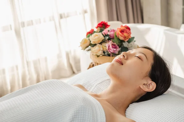 Jong Aziatisch Schoonheid Vrouw Genieten Massage Spa — Stockfoto