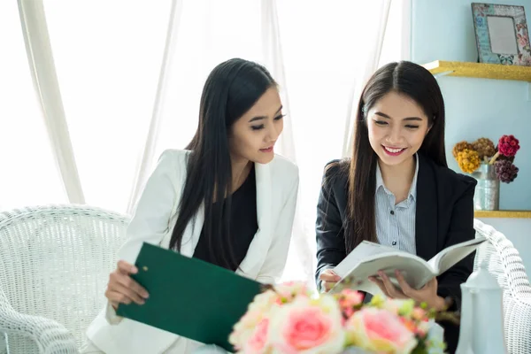 Junge Asiatische Geschäftsfrau Modernem Büro Diskutiert Mit Kollegin Während Besprechung — Stockfoto