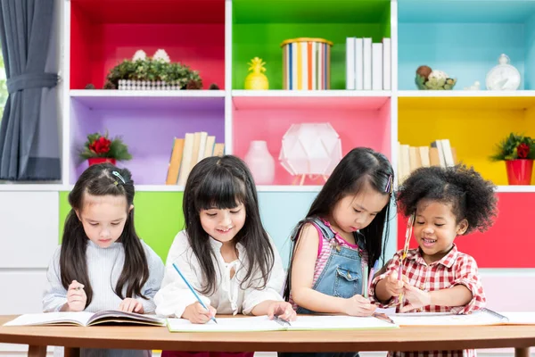 Grupo Diversidad Niños Lindos Estudiando Casa Concepto Educación Infantil —  Fotos de Stock